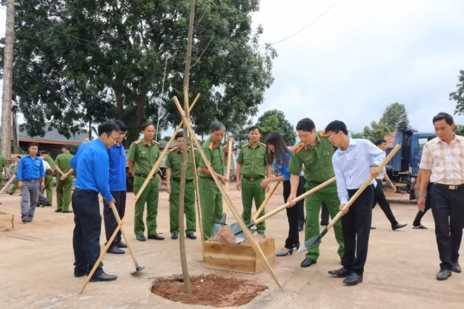 Trồng cây lưu niệm.
