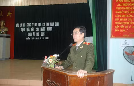 Thiếu tướng Phạm Văn Miên phát biểu tại buổi trao quà cho đồng bào nghèo xã Xuân Châu, huyện Xuân Trường.