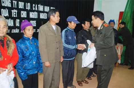Thiếu tướng Đặng Văn Sinh, Giám đốc Công an tỉnh Nam Định trao quà cho đồng bào nghèo xã Xuân Châu, huyện Xuân Trường.