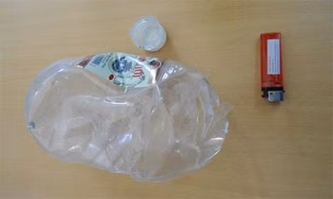 Bật lửa, vỏ bình nhựa đựng xăng thu giữ tại nhà bà Vân.
