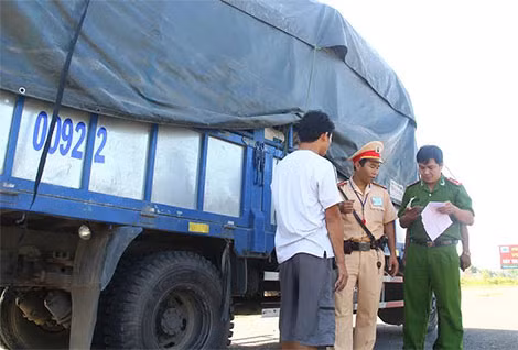 Lực lượng Công an đang kiểm tra chiếc xe tải và tài xế.