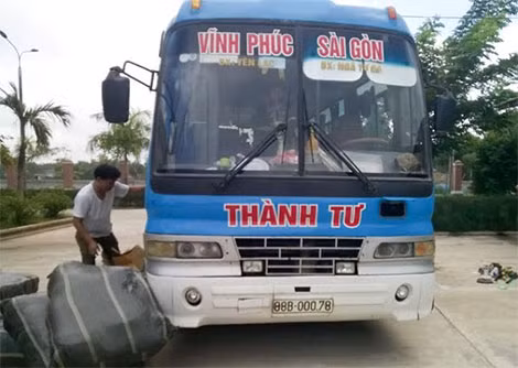 Xe khách Thành Tư chở hàng nóng không rõ nguồn gốc. Xe khách Thành Tư chở hàng nóng không rõ nguồn gốc.