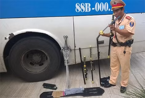 Số dao, kiếm, ba trắc là hàng nóng bị bắt giữ. Số dao, kiếm, ba trắc là hàng nóng bị bắt giữ.