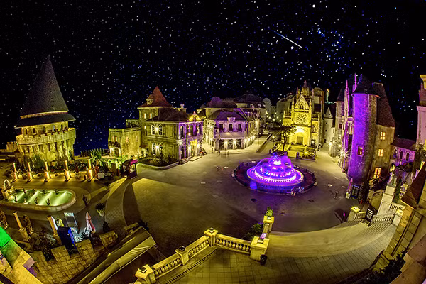 Toàn bộ không gian rộng lớn của khu du lịch Bà Nà Hills được bao phủ bởi những hình ảnh, âm thanh kỳ bí.