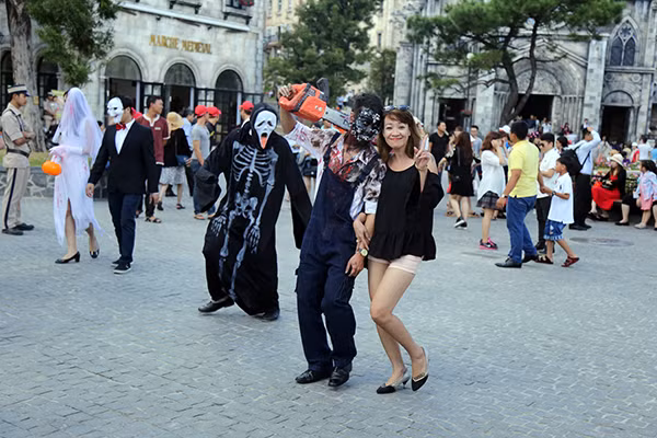 Trong không khí Halloween ngập tràn khắp Bà Nà, các du khách rất hào hứng pose hình với các phù thuỷ, zombie, xác ướp... và cả cương thi Hồng Kông.