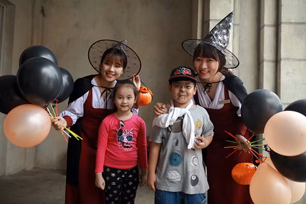 Từ các em nhỏ tới người lớn đều rất hào hứng với màn vẽ mặt hóa trang độc đáo.