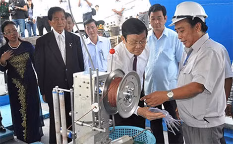Chủ tịch nước Trương Tấn Sang tham quan ngư lưới cụ khai thác CNĐD do Nhật Bản tài trợ cho ngư dân Bình Định.