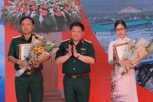 Đại diện Ban tổ chức trao giải Nhì cho 2 tác giả