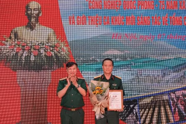 Đại diện Ban Tổ chức trao giải nhất cho tác giả của tác phẩm Khúc tráng ca lặng lẽ.