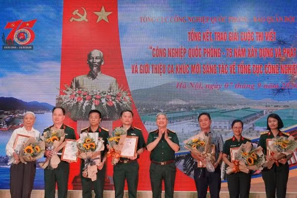 Đại diện Ban Tổ chức trao giải cho các tác phẩm đạt giải khuyến khích và tác giả cao tuổi