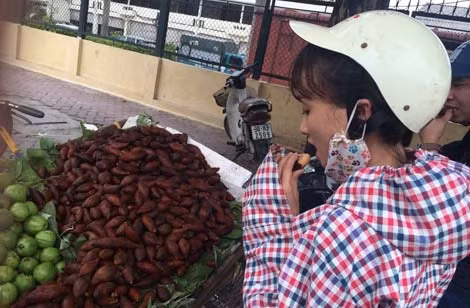 Nhiều người mua quả mây Thái về ăn thử vì tò mò.