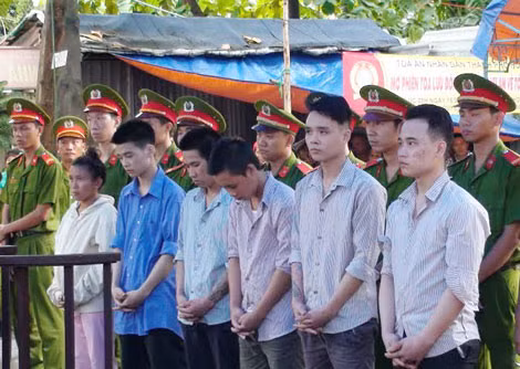 Bị cáo Cường cùng đồng bọn tại phiên tòa.