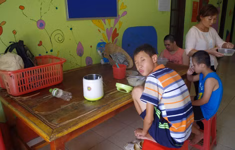 Với những em nhỏ có khả năng nhận thức kém so với các bạn, các mẹ phải hướng dẫn cách cầm thìa ăn cơm.