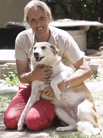 Louise Hastie, người điều hành Bệnh viện Nowzad hiện nay.