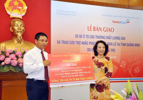 Bà Vũ Thị Thu Thủy - Phó Chủ tịch UBND tỉnh Quảng Ninh nhận số tiền hỗ trợ từ phía VietinBank.