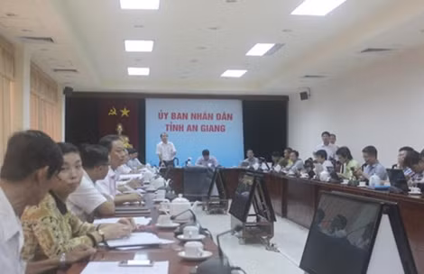Các PV tham dự buổi họp báo.