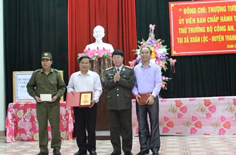 Thứ trưởng Bùi Văn Nam tặng quà UBND xã và Công an xã.