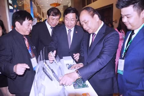 Phó Thủ tướng Nguyễn Xuân Phúc tham quan gian hàng triển lãm về viễn thông và CNTT của các nước ASEAN.