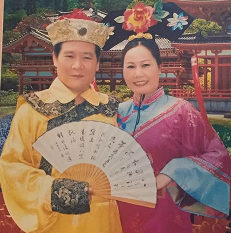 NSND Bùi Đắc Sừ và vợ, diễn viên Hoàng Tân trong một vở diễn.