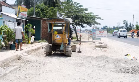 Việc thảm nhựa tại một số điểm trên tuyến QL1A qua huyện Thăng Bình không thể thực hiện do người dân ngăn cản. Việc thảm nhựa tại một số điểm trên tuyến QL1A qua huyện Thăng Bình không thể thực hiện do người dân ngăn cản.