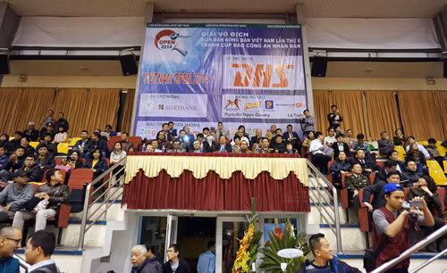 Khán đài A không còn một chỗ trống.