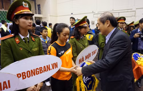 Ông Vương Bích Thắng, Tổng cục trưởng Tổng cục Thể thao, Bộ Văn hóa - Thể thao và du lịch tặng cờ lưu niệm các đoàn.