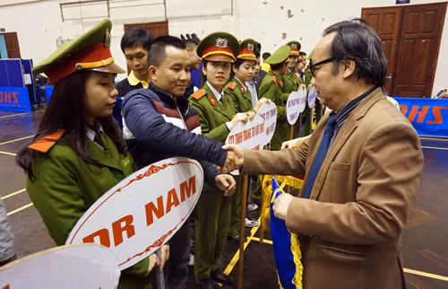 Ông Trần Gia Thái tặng cờ các đoàn