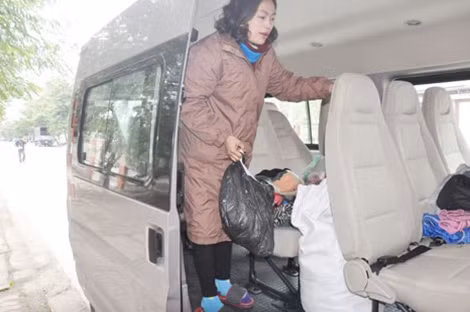 Hằng ngày chị Hiền gom áo ấm mang đến cho những trẻ em nghèo vùng cao.