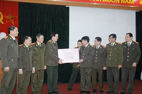 Thứ trưởng Bùi Văn Nam trao quà tặng tập thể CBCS Cục Xây dựng phong trào toàn dân bảo vệ ANTQ.