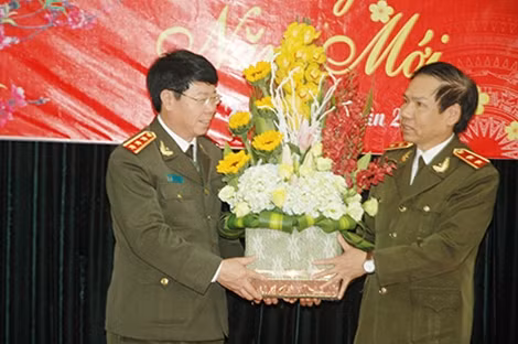 Trung tướng Lê Văn Thư , Viện trưởng Viện Nghiên cứu chiến lược Bộ Công an tặng lẵng hoa chúc mừng Thứ trưởng Bùi Văn Nam.