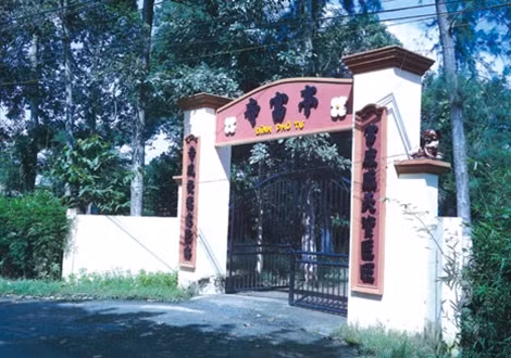 Cổng chính vào đình Phú Tự.