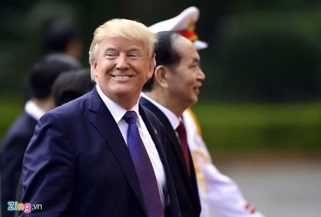 Tổng thống Donald Trump rất thân thiện tại lễ đón.