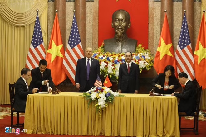 Trong khuôn khổ chuyến thăm, hai bên đạt được nhiều thỏa thuận về kinh tế, thương mại. Hai bên nhất trí ưu tiên hơn trong vấn đề khắc phục hậu quả chiến tranh và cam kết sẽ tiếp tục hợp tác tích cực trong vấn đề này. Ảnh: Lê Hiếu