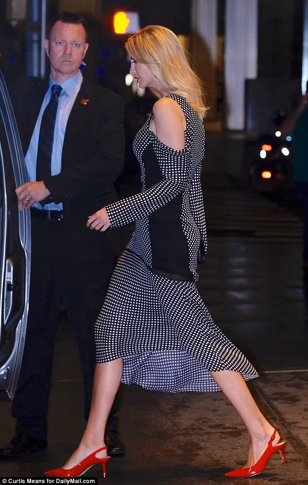 Thần thái của Ivanka luôn được đánh giá rất cao. Đôi bông tai ngọc trai lớn cùng phong cách trang điểm đặc trưng giúp Ivanka hoàn thiện vẻ ngoài theo cách hoàn hảo nhất