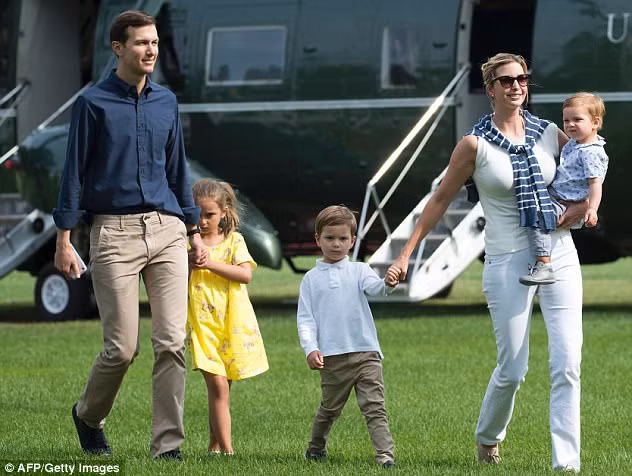Ivanka Trump và Jared Kushner kết hôn năm 2009. Hiện cặp đôi này có 3 người con. Con gái Arabella (6 tuổi), Joseph (3 tuổi) và Theodore (1 tuổi)