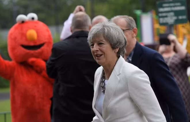 Bà Theresa May và chồng Philip đi bỏ phiếu tại Sonning. Ảnh: Reuters.
