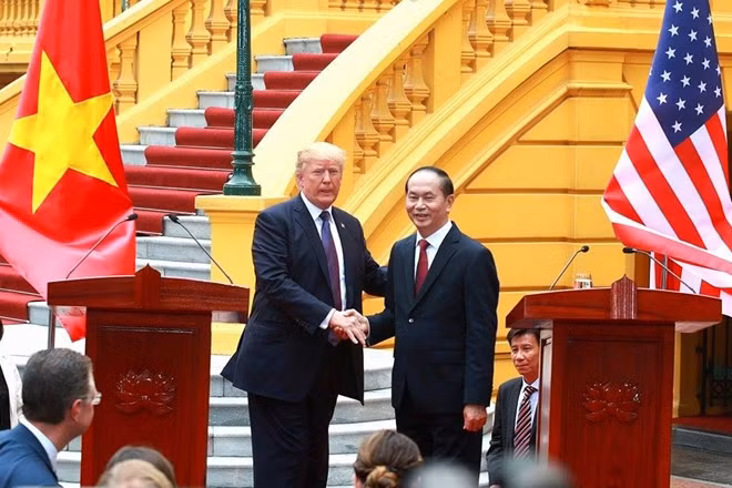 Hai nhà lãnh đạo tại buổi họp báo ngoài trời.