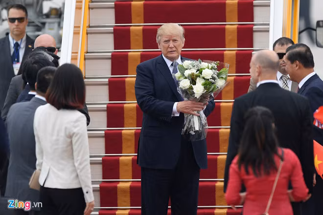 Tổng thống Donald Trump lên máy bay rời Việt Nam. Ảnh: Tiến Tuấn Tổng thống Donald Trump lên máy bay rời Việt Nam. Ảnh: Tiến Tuấn