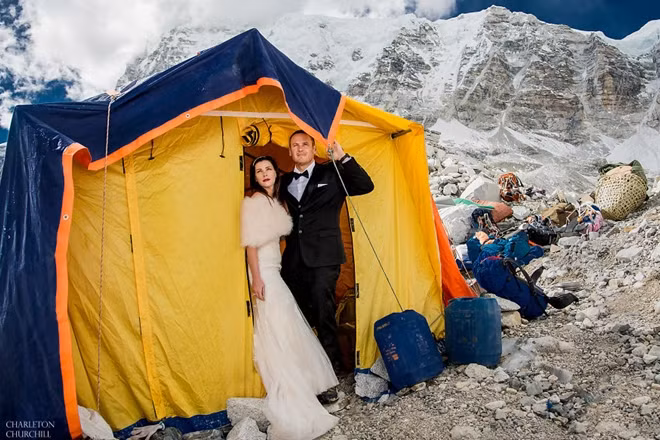 Ashley và James tại trại căn cứ, sườn núi Everest