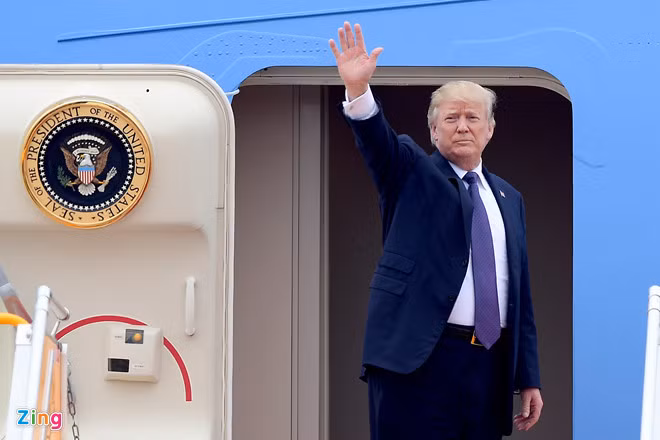 Chuẩn bị trở về nước, Tổng thống Trump không quên vẫy tay chào Việt Nam. Ảnh: Tiến Tuấn Chuẩn bị trở về nước, Tổng thống Trump không quên vẫy tay chào Việt Nam. Ảnh: Tiến Tuấn