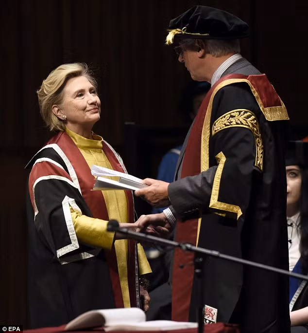 Bà Hillary được trao bằng cử nhân danh dự vì những cam kết thúc đẩy quyền gia đình và trẻ em trên toàn thế giới.