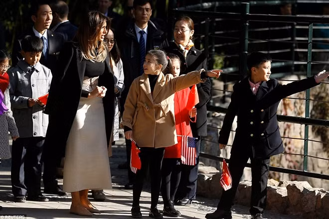 Trước đó, bà Melania đã đi thăm công viên Gấu Trúc, giao lưu với các em thiếu nhi Trung Quốc.