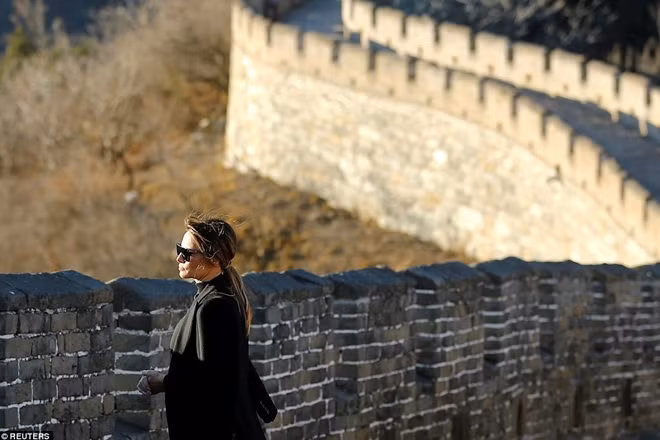Đệ Nhất Phu nhân Melania đã tới thăm khu Mytianyu của Vạn Lý Trường Thành, ngoại ô thủ đô Bắc Kinh – một trong những di sản của Trung Quốc được UNESCO công nhận.