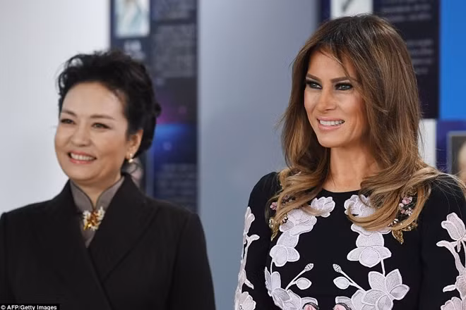 Đệ Nhất Phu nhân Mỹ Melania Trump (phải) và Phu nhân Chủ tịch Trung Quốc Bành Lệ Viên (trái).