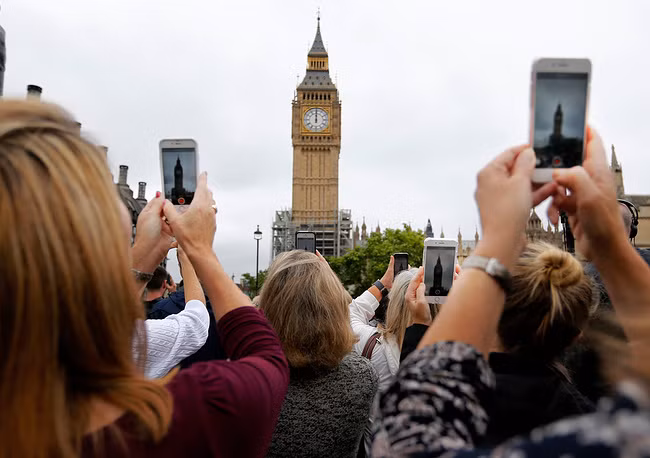 Ngày 21-8, người dân nước Anh ghi lại khoảnh khắc đông hồ Big Ben rung lên tiếng chuông cuối cùng trước khi tạm dừng để bảo trì đến năm 2021. Ảnh: AP/Frank Augstein. Ngày 21-8, người dân nước Anh ghi lại khoảnh khắc đông hồ Big Ben rung lên tiếng chuông cuối cùng trước khi tạm dừng để bảo trì đến năm 2021. Ảnh: AP/Frank Augstein.