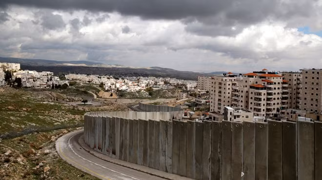 Rào ngăn của Israel giữa trại nị nạn Đông Jerusalem (phải) là Pisgat Zeev. Ảnh: Reuters.