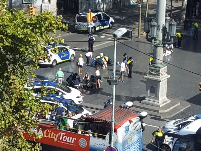 La Ramblas là một khu phố thu hút rất nhiều du khách tại trung tâm Barcelona. Ảnh: AP.