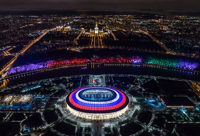 Sân vận động Luzhniki được thắp sáng bằng màu cờ của nước Nga.