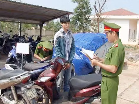 Đối tượng Công và tang vật tại CA huyện Cư Kuin.