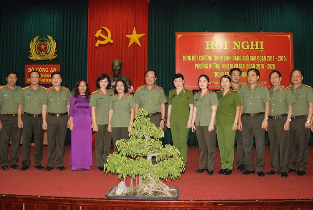 Thứ trưởng Nguyễn Văn Thành cùng các đại biểu tham dự hội nghị.